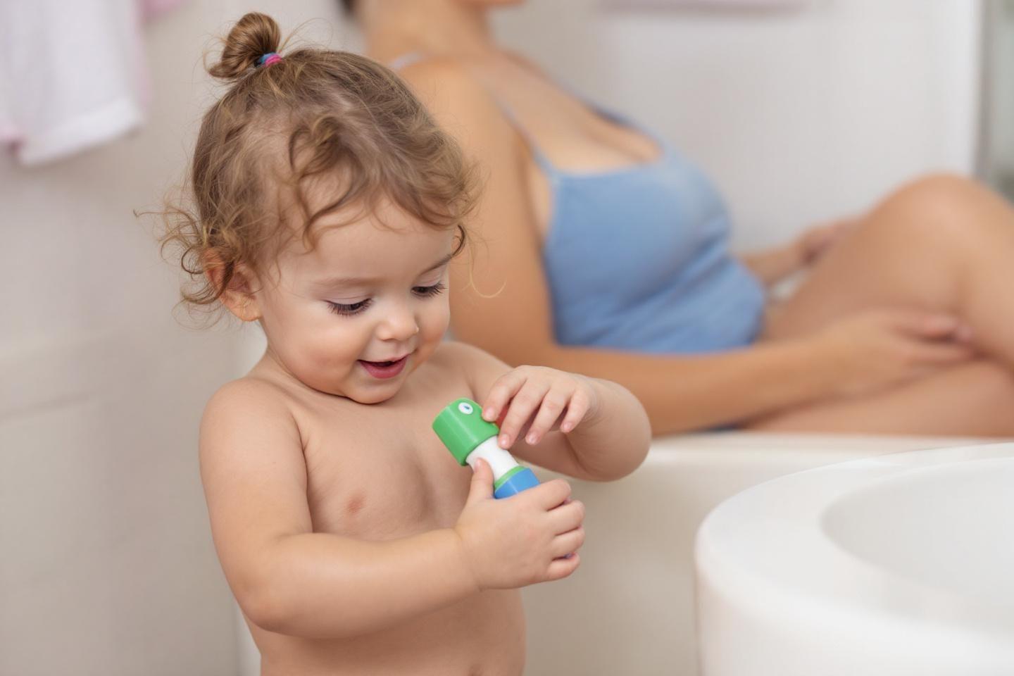 Rangement de jouets de bain : solutions pratiques pour organiser la salle de bain des enfants